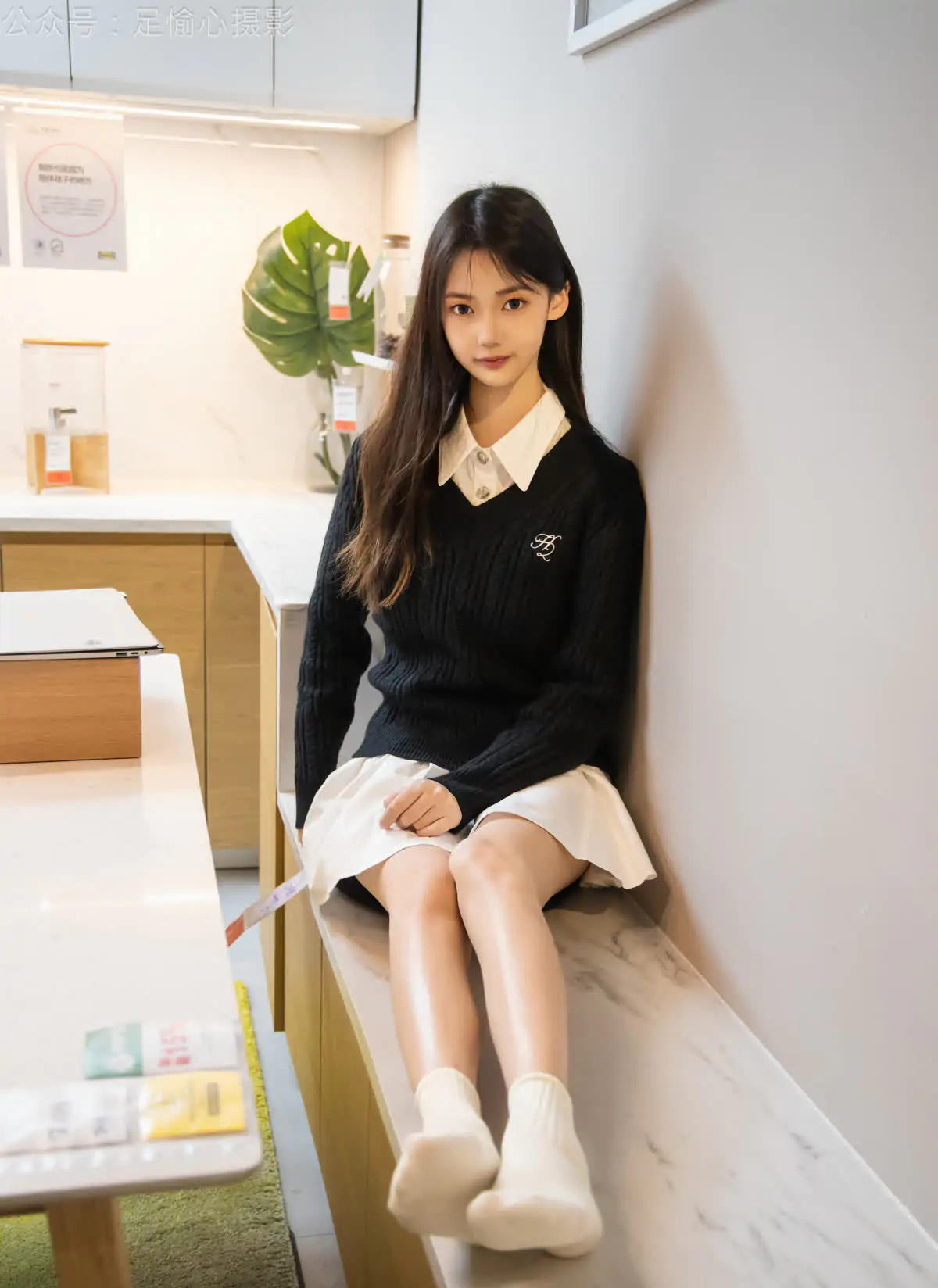 HM[腿足系]《足愉心摄影》又挖到宝！JK制服、小皮鞋、黑色丝袜、打底裤 —— 足愉心摄影 全套写真图片包合集16期[持续更新]