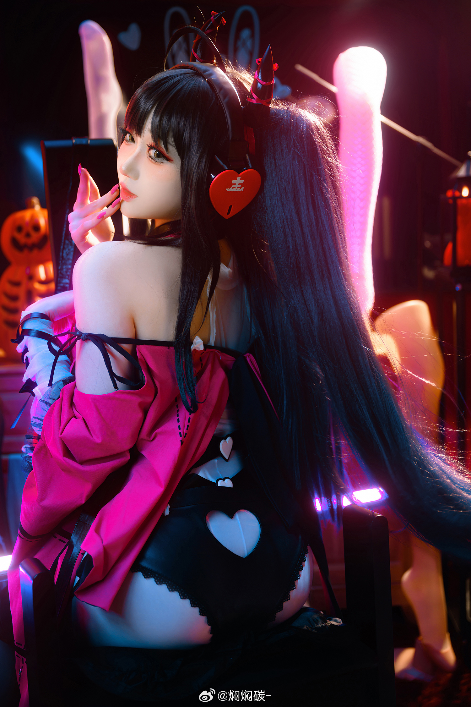 H[COS系] 焖焖碳 萝莉系 COSER ：38万粉丝追捧的元气次元少女 ！焖焖碳  多 COSPLAY 写真图片包合集[51套][持续更新]