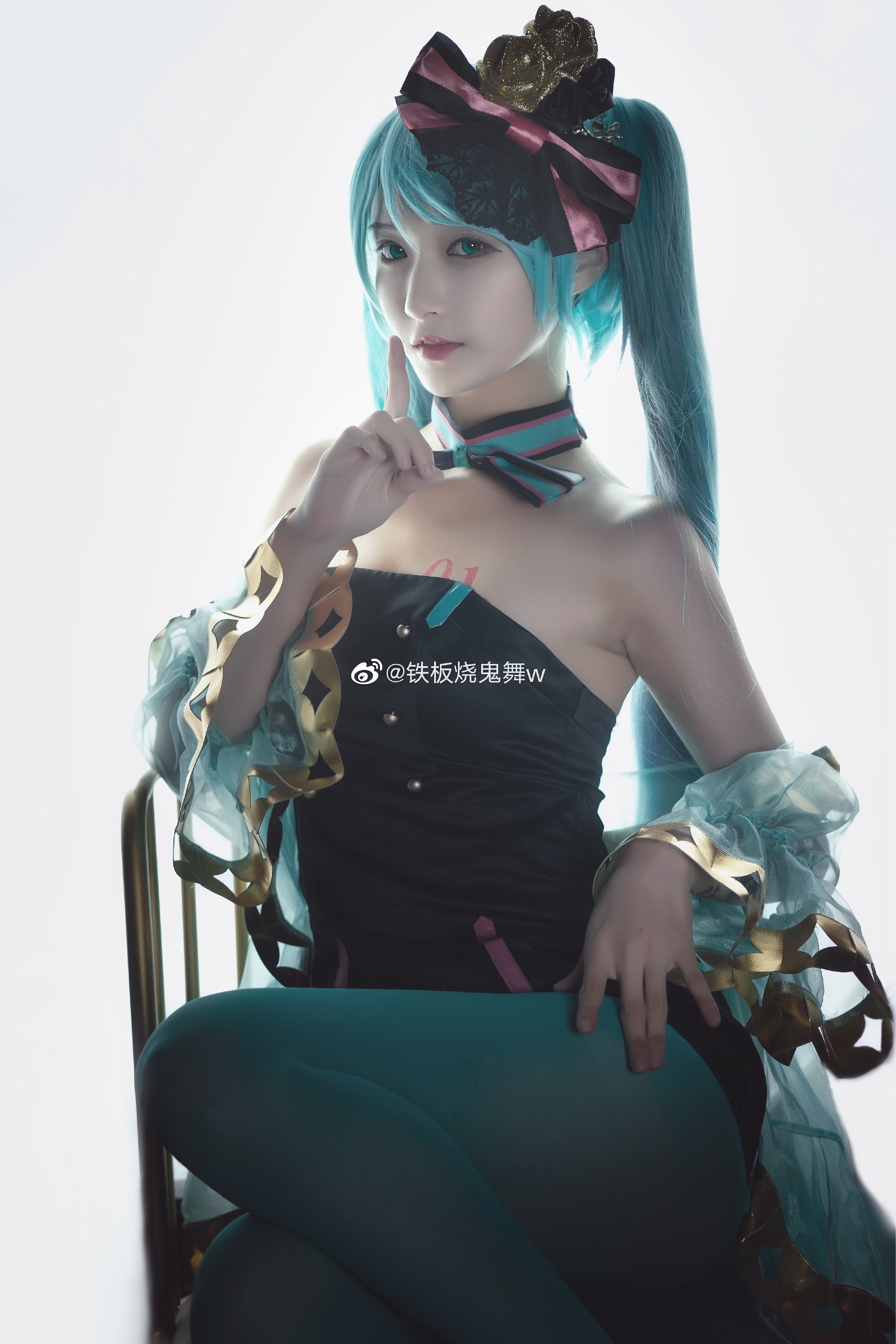 H[COS系] 铁板烧鬼舞w： 漫圈神仙 Coser ！凭还原狂圈粉，多套清凉制服照美到窒息！铁板烧鬼舞 w  COSPLAY 写真图包合集[36套][持续更新]