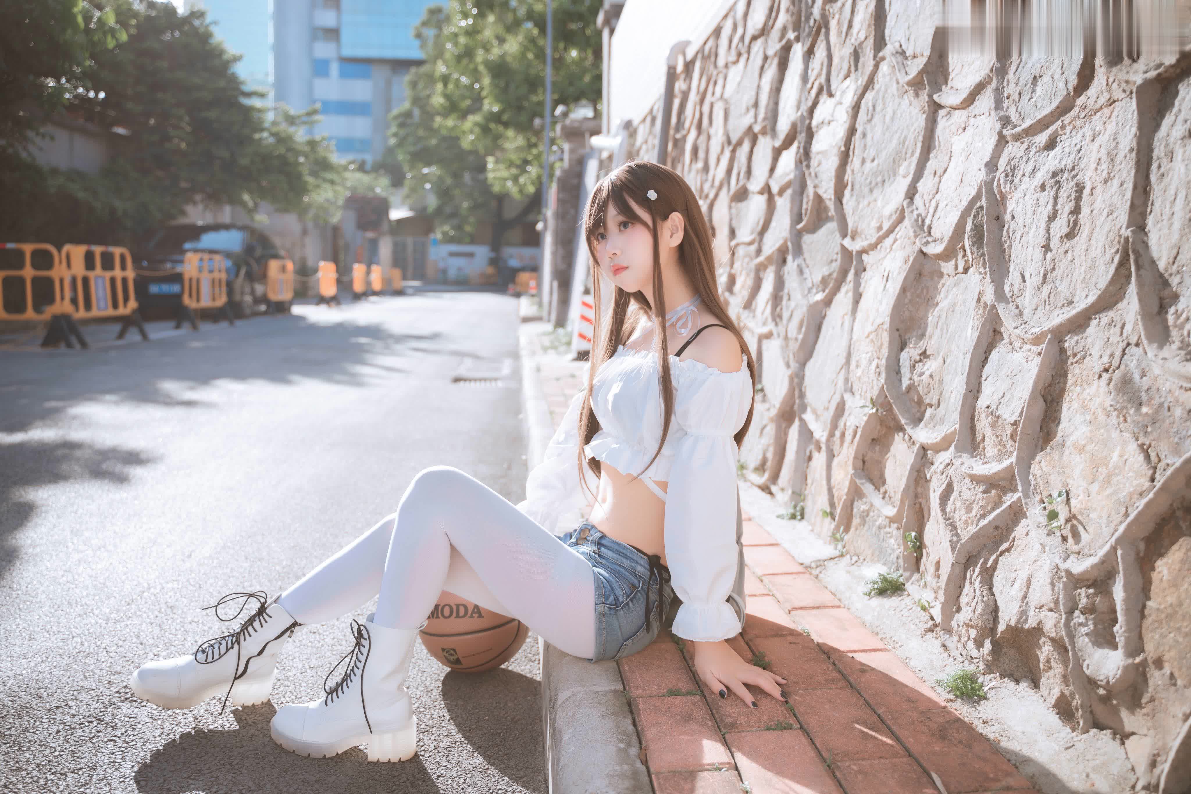 S[COS系] 萌芽儿o0 ：想在夏天的傍晚，急匆匆的扒完一碗饭，换上漂亮的裙子去见你，那时的晚风一定很温柔。你一定很优秀