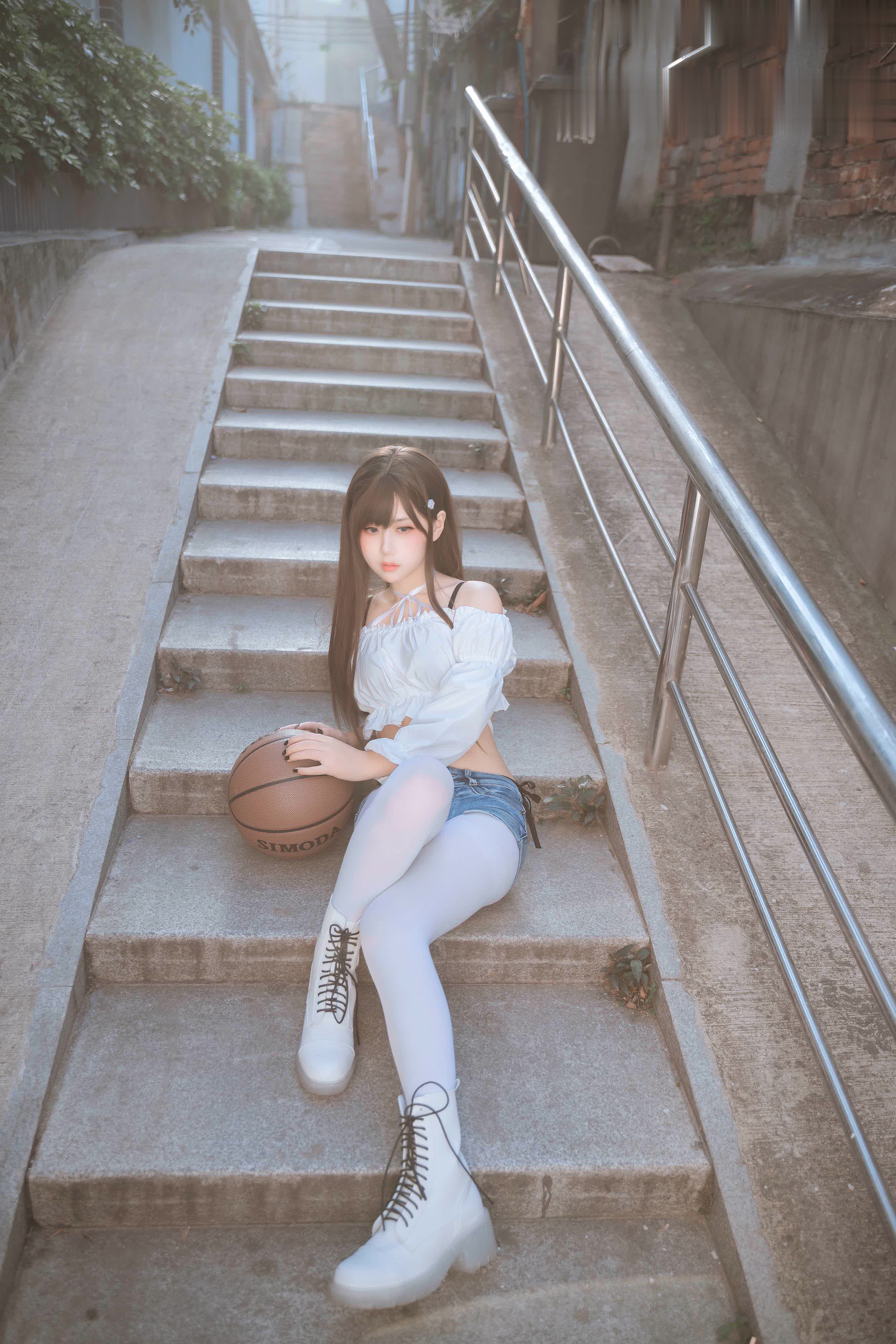 S[COS系] 萌芽儿o0 ：想在夏天的傍晚，急匆匆的扒完一碗饭，换上漂亮的裙子去见你，那时的晚风一定很温柔。你一定很优秀