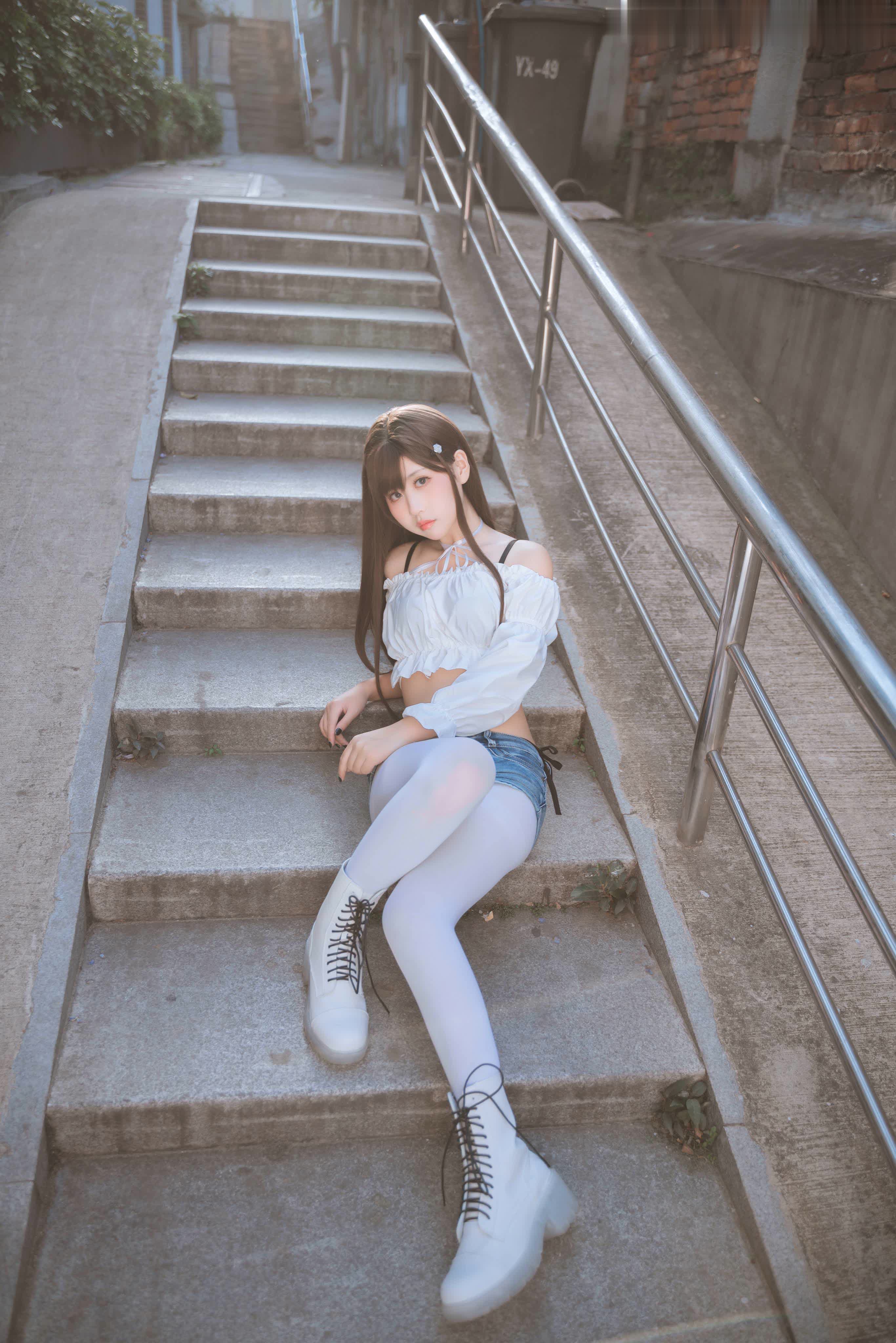 S[COS系] 萌芽儿o0 ：想在夏天的傍晚，急匆匆的扒完一碗饭，换上漂亮的裙子去见你，那时的晚风一定很温柔。你一定很优秀