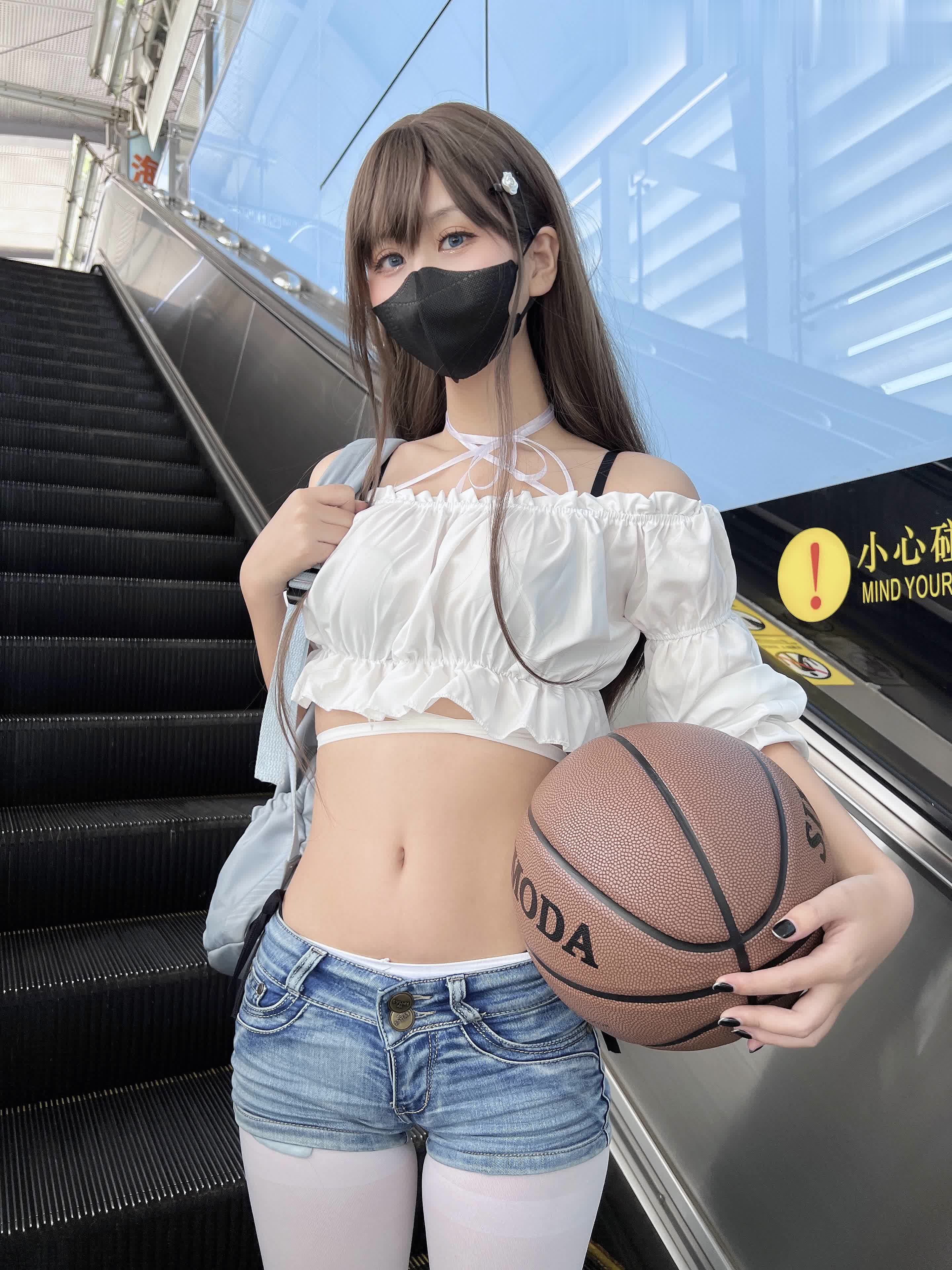 S[COS系] 萌芽儿o0 ：想在夏天的傍晚，急匆匆的扒完一碗饭，换上漂亮的裙子去见你，那时的晚风一定很温柔。你一定很优秀