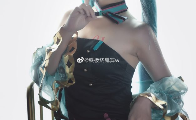 H[COS系] 铁板烧鬼舞w： 漫圈神仙 Coser ！凭还原狂圈粉，多套清凉制服照美到窒息！铁板烧鬼舞 w  COSPLAY 写真图包合集[36套][持续更新]
