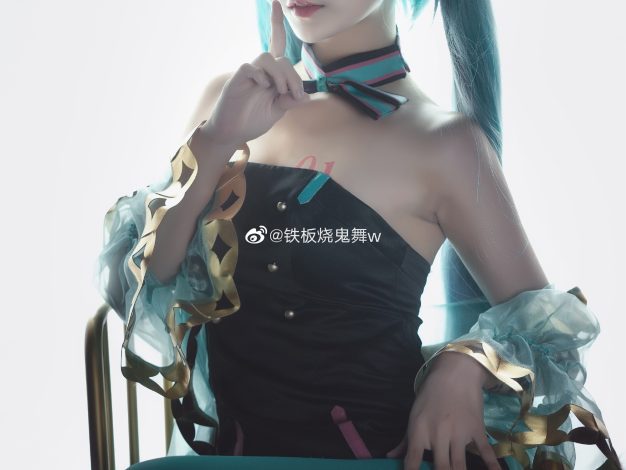H[COS系] 铁板烧鬼舞w： 漫圈神仙 Coser ！凭还原狂圈粉，多套清凉制服照美到窒息！铁板烧鬼舞 w  COSPLAY 写真图包合集[36套][持续更新]