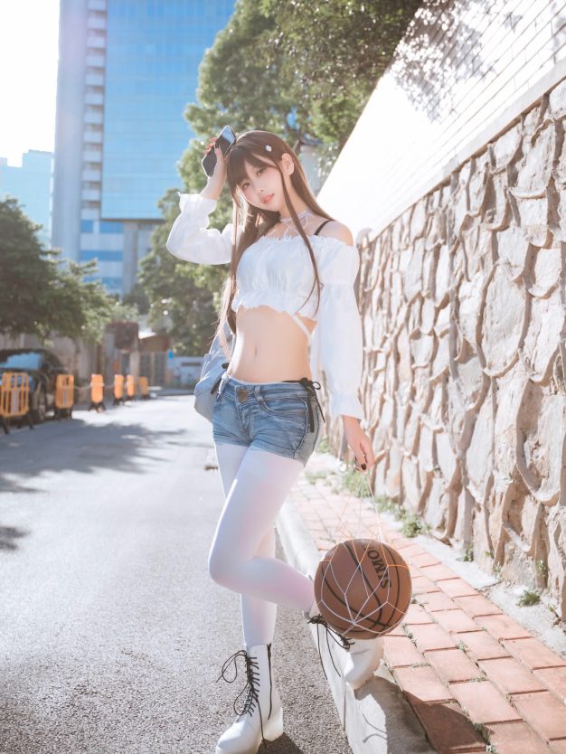 S[COS系] 萌芽儿o0 ：想在夏天的傍晚，急匆匆的扒完一碗饭，换上漂亮的裙子去见你，那时的晚风一定很温柔。你一定很优秀