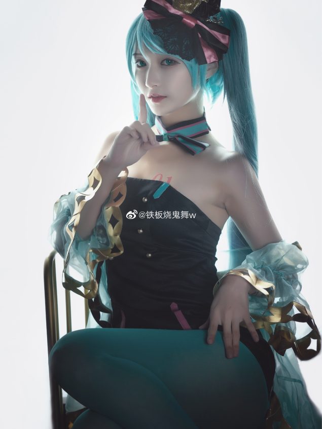 H[COS系] 铁板烧鬼舞w： 漫圈神仙 Coser ！凭还原狂圈粉，多套清凉制服照美到窒息！铁板烧鬼舞 w  COSPLAY 写真图包合集[36套][持续更新]